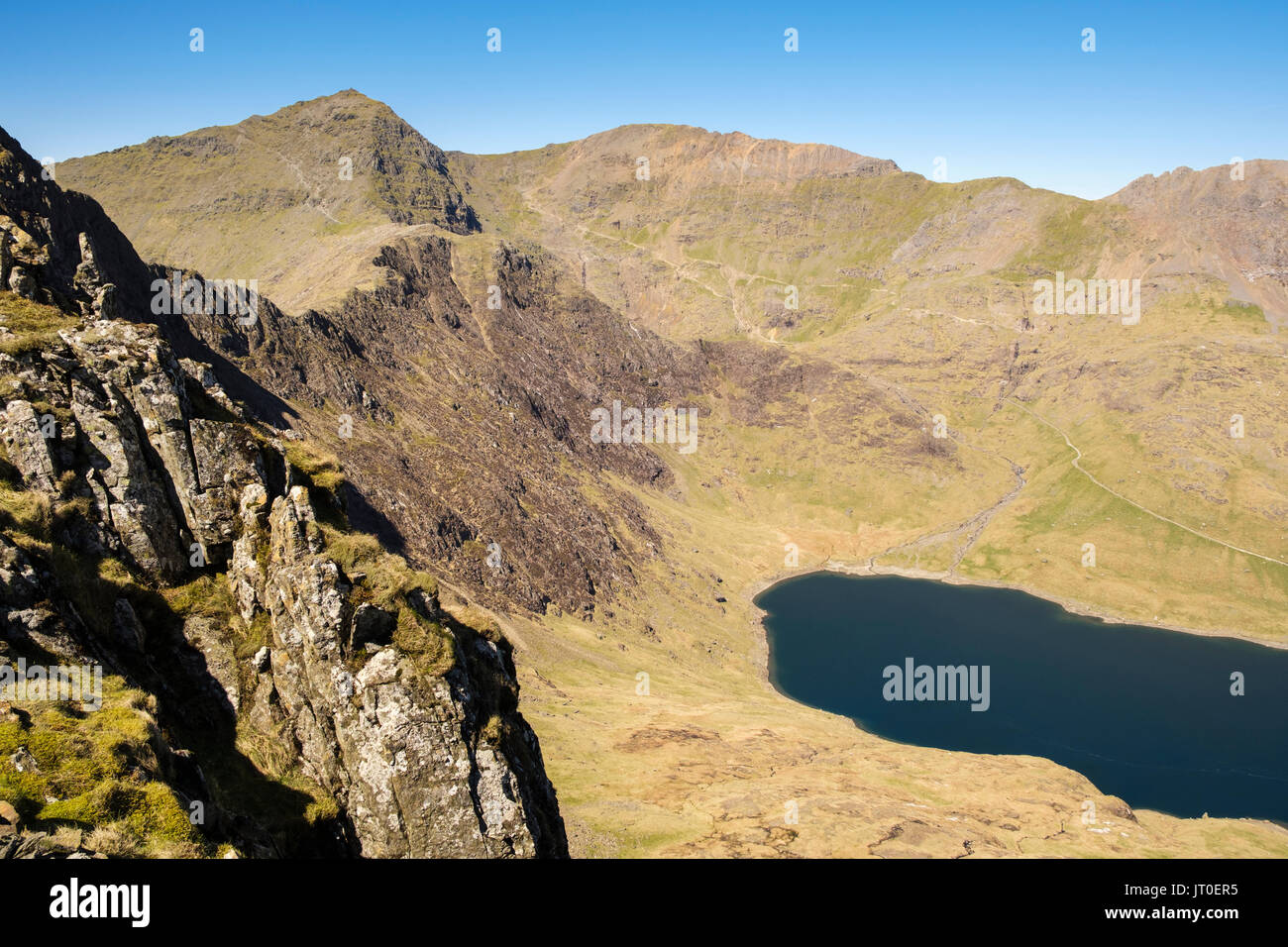 Llyn Llydaw lago da Y Lliwedd in montagna Snowdon a ferro di cavallo con Snowdon picco al di là delle montagne del Parco Nazionale di Snowdonia Wales UK Gran Bretagna Foto Stock