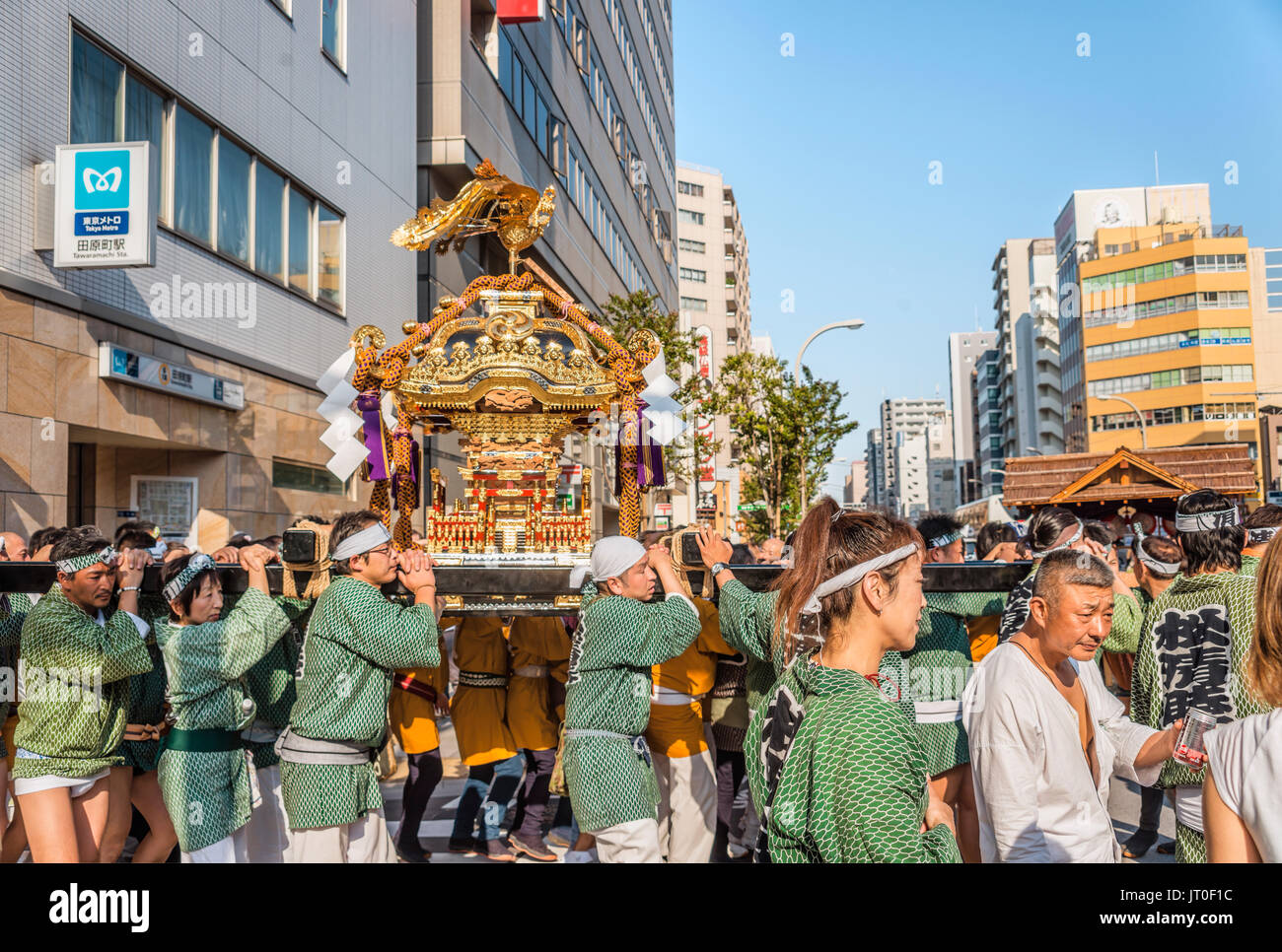 Piccolo gruppo locale durante il Matsuri processione con galleggiante portatili vicino a Kappabashi-dori, Tokyo, Giappone Foto Stock