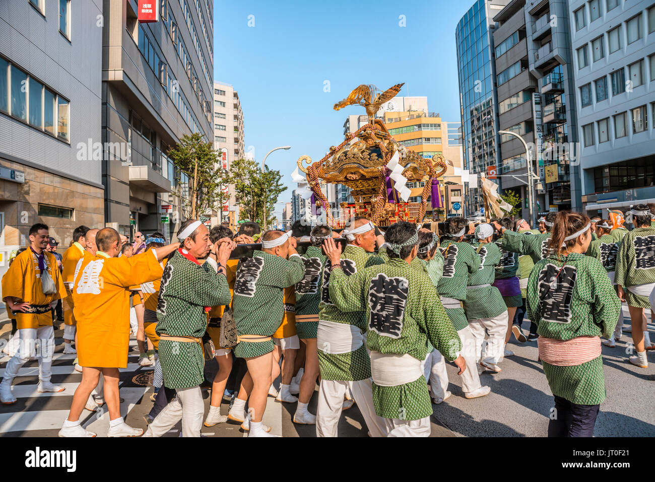 Piccolo gruppo locale durante il Matsuri processione con galleggiante portatili vicino a Kappabashi-dori, Tokyo, Giappone Foto Stock