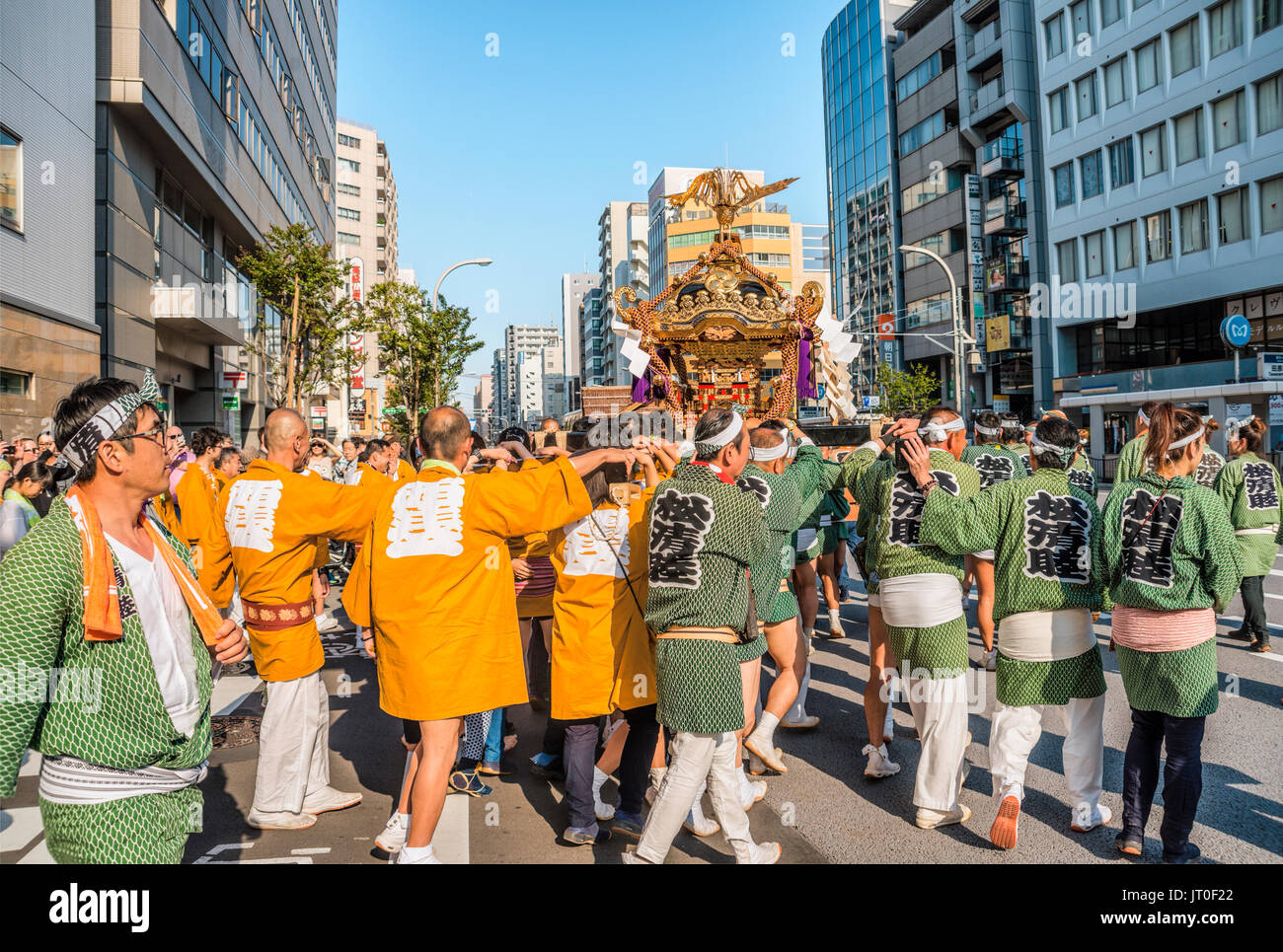 Piccolo gruppo locale durante il Matsuri processione con galleggiante portatili vicino a Kappabashi-dori, Tokyo, Giappone Foto Stock
