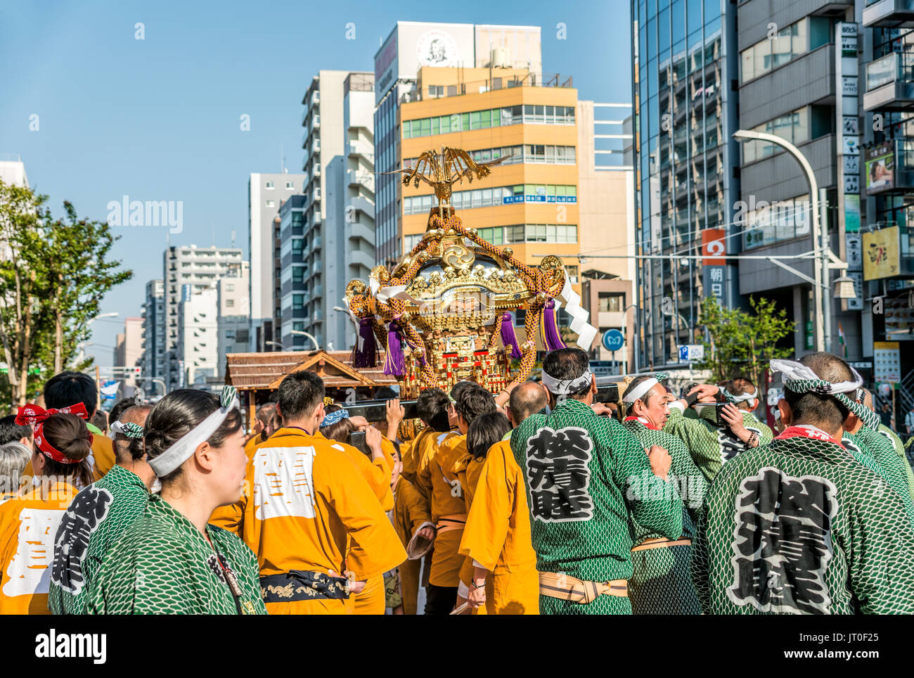 Piccolo gruppo locale durante il Matsuri processione con galleggiante portatili vicino a Kappabashi-dori, Tokyo, Giappone Foto Stock