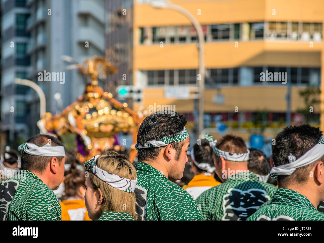 Piccolo gruppo locale durante il Matsuri processione con galleggiante portatili vicino a Kappabashi-dori, Tokyo, Giappone Foto Stock