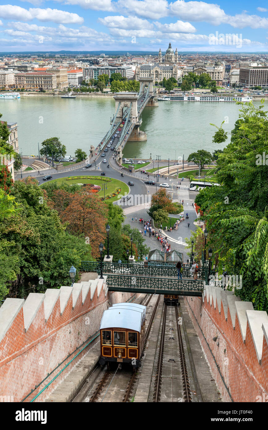 La funicolare Siklo dalla sommità della collina del castello guardando oltre il Danubio al Ponte della Catena e di Pest, Buda, Budapest, Ungheria Foto Stock