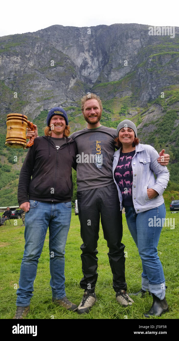 Chris Byrnes (centro). Un esilarante riprese video mostra il momento in cui uno la ricerca di emozioni wingsuit aumentato vertiginosamente pilota attraverso l'aria e si è schiantato attraverso un wate Foto Stock