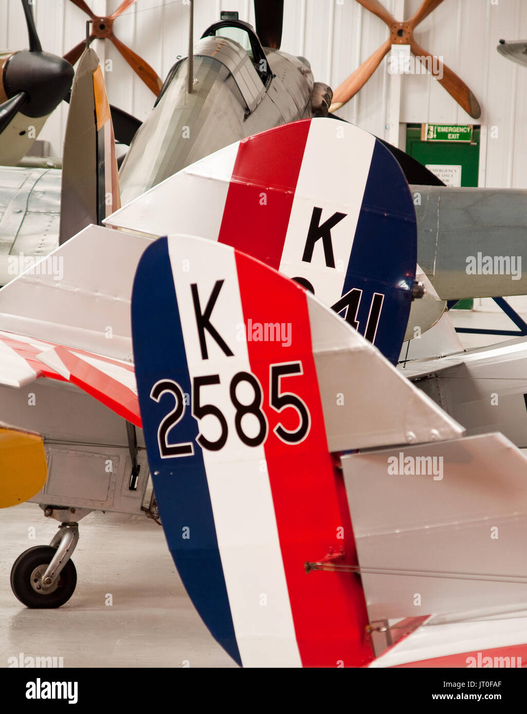 Royal Air Force marcature sui timoni di aeromobile di addestramento conservati presso la Shuttleworth fiducia. Due Hawker Hurricanes in background. Foto Stock