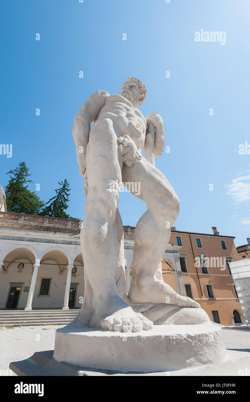 Statua del secolo 16. Statua di Ercole. Arte Medioevale Udine, Italia Foto Stock