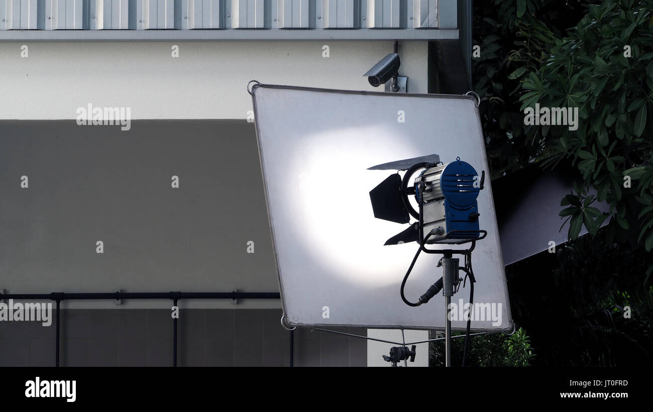 Studio grande luce e treppiede per esterni di film o video riprese di produzione impostato. Foto Stock