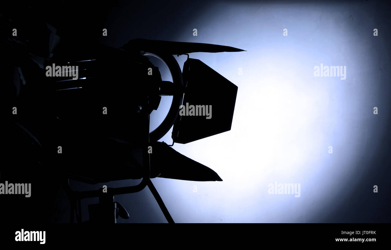 Studio grande luce e treppiede per esterni di film o video riprese di produzione impostato. Foto Stock