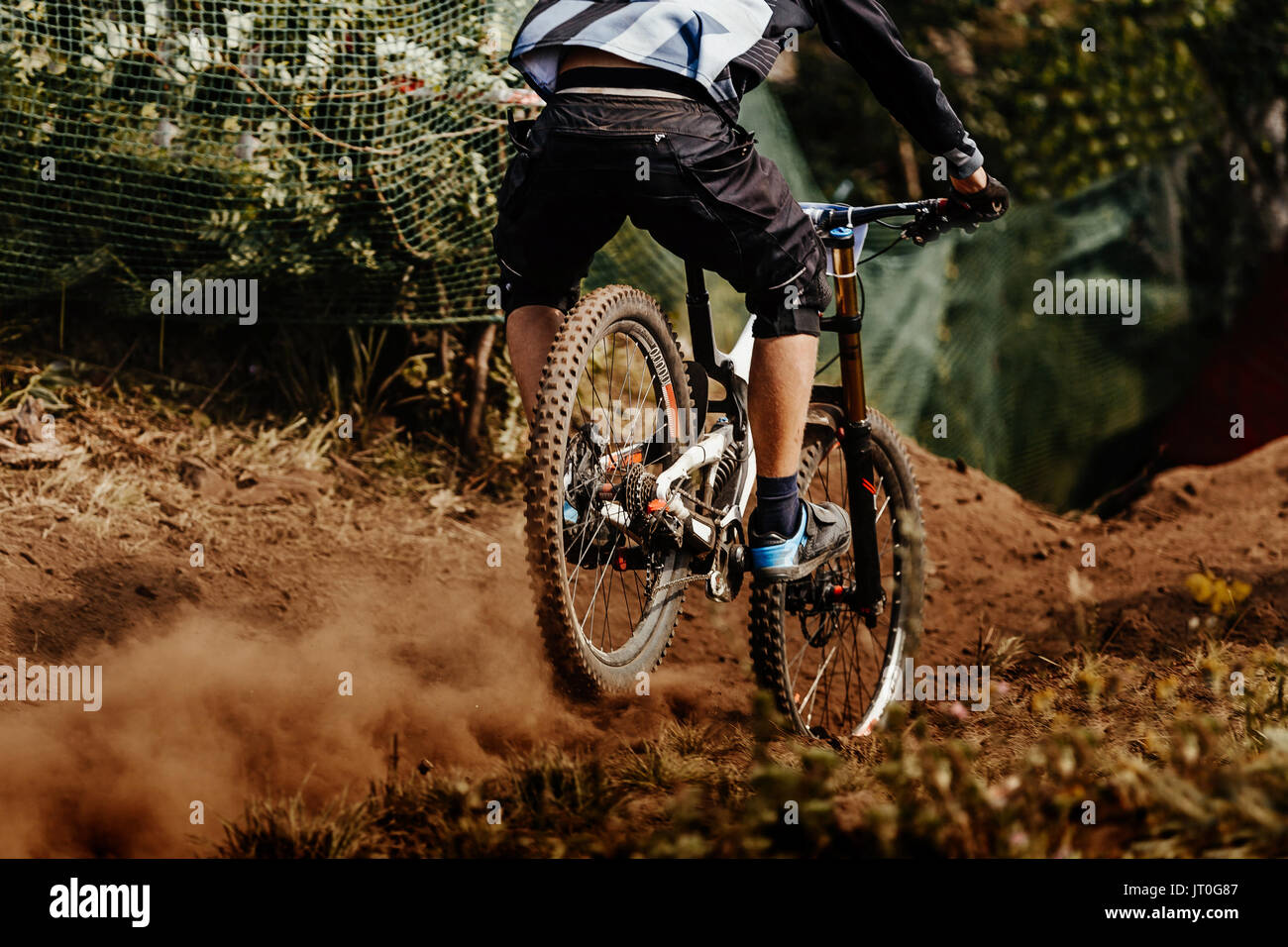 Torna uomo rider in discesa in mountain bike Foto Stock