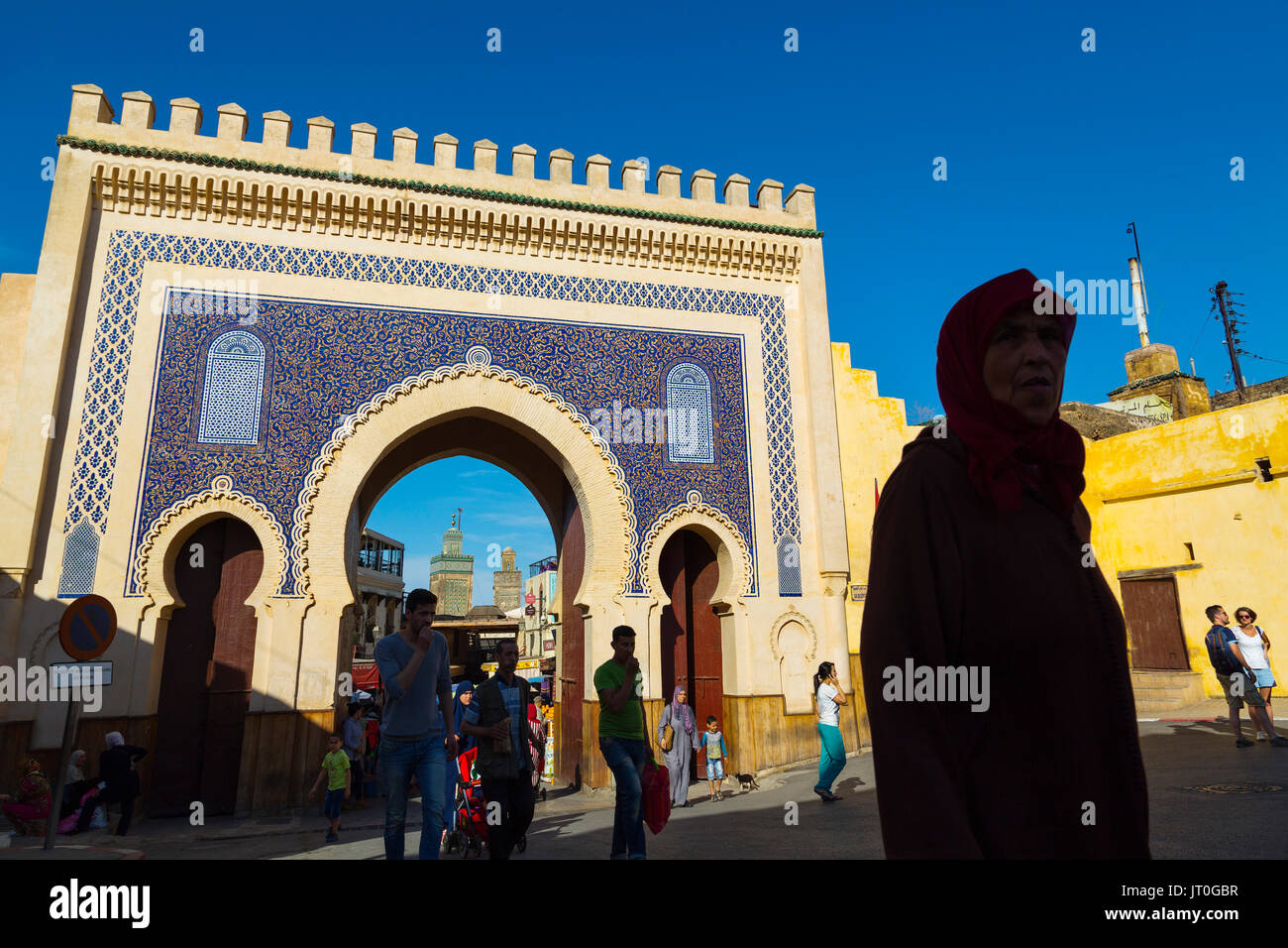 La vita di strada scena. Bab Bou Jeloud gate, entrata principale souk Medina di Fez, Fes el Bali. Il Marocco, Maghreb Nord Africa Foto Stock