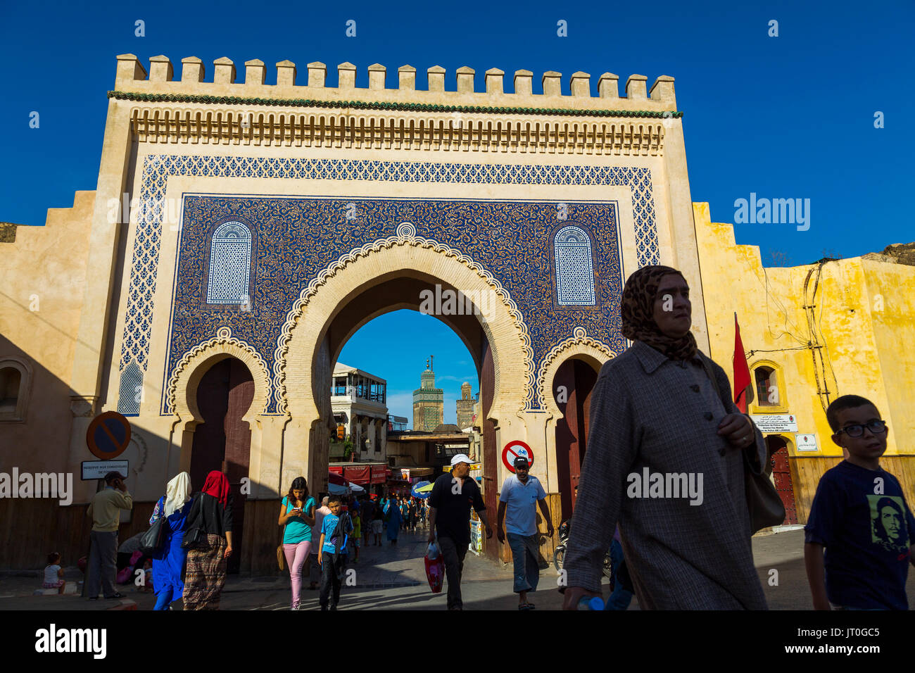 La vita di strada scena. Bab Bou Jeloud gate, entrata principale souk Medina di Fez, Fes el Bali. Il Marocco, Maghreb Nord Africa Foto Stock