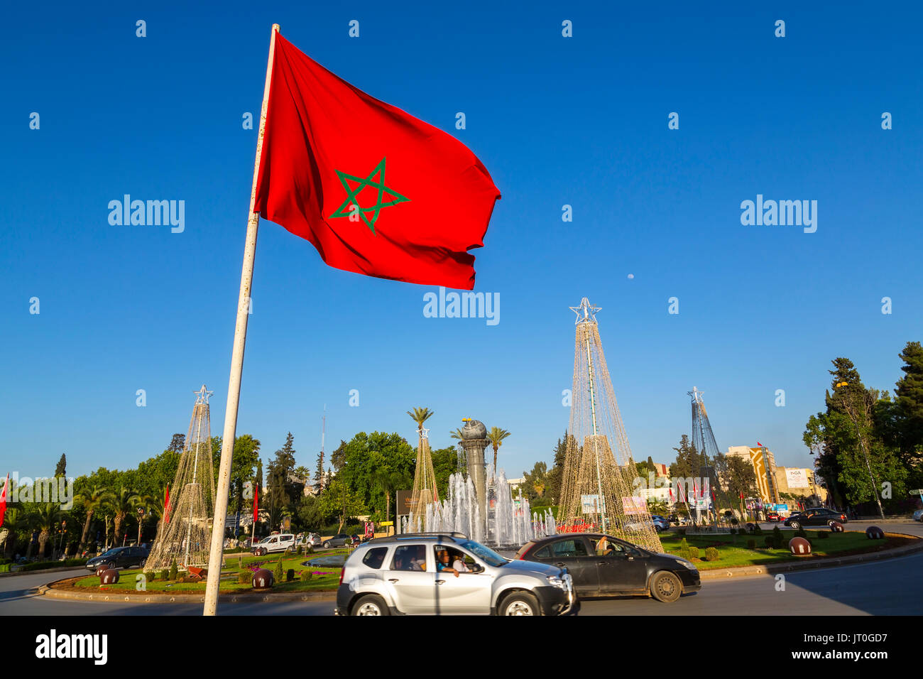Bandiera del Marocco Hassan II avenue fonte di acqua, moderna città di Fez, Fes el Bali. Il Marocco, Maghreb Nord Africa Foto Stock