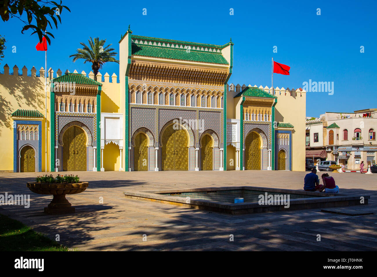 Dar El Makhzen Royal Palace da Place des Alaouites con porte in ottone, moderna città di Fez, Fes el Bali. Il Marocco, Maghreb Nord Africa Foto Stock