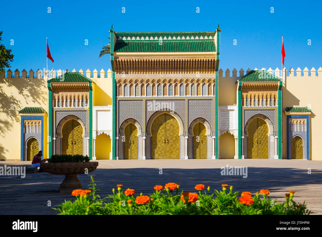Dar El Makhzen Royal Palace da Place des Alaouites con porte in ottone, moderna città di Fez, Fes el Bali. Il Marocco, Maghreb Nord Africa Foto Stock