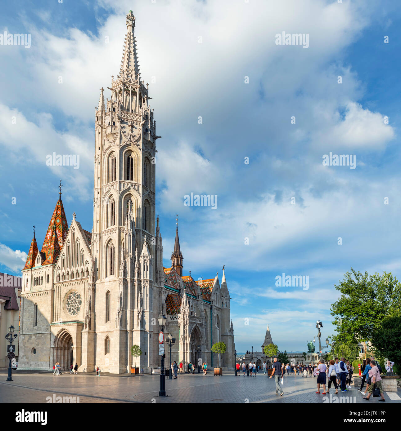 La Chiesa di San Mattia con il Bastione dei Pescatori dietro, Castello di Buda district, la Collina del Castello, Budapest, Ungheria Foto Stock