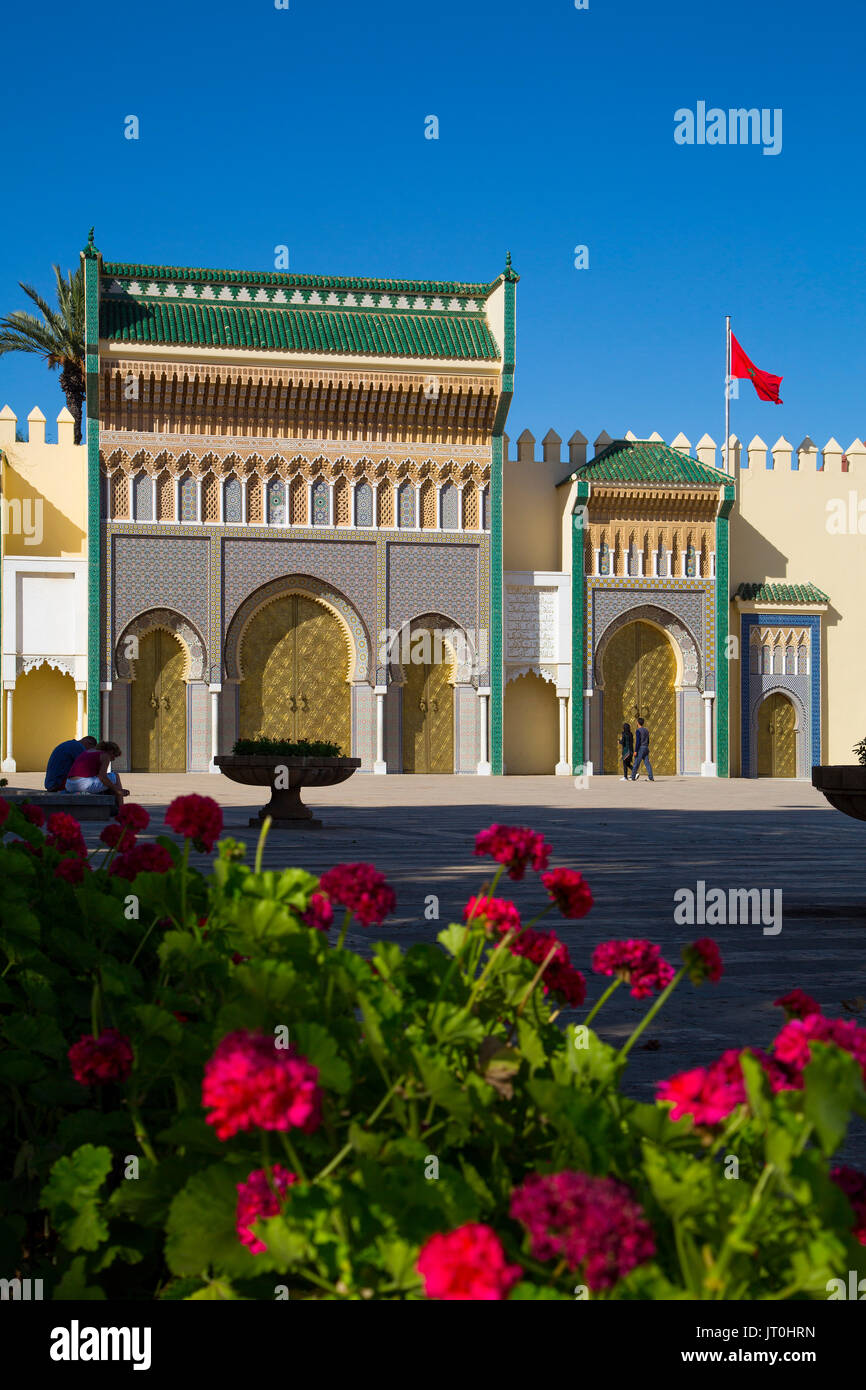 Dar El Makhzen Royal Palace da Place des Alaouites con porte in ottone, moderna città di Fez, Fes el Bali. Il Marocco, Maghreb Nord Africa Foto Stock