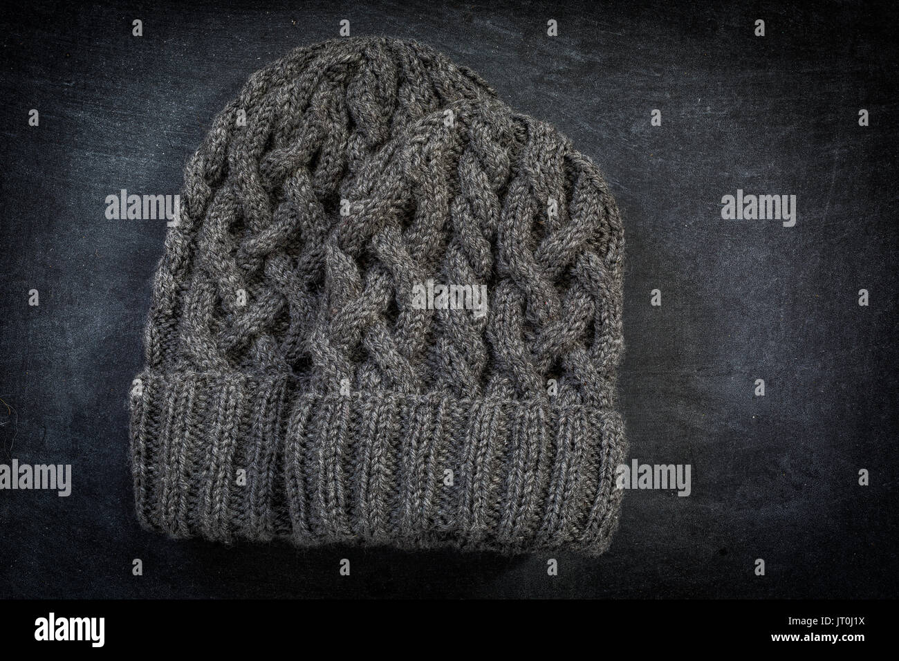 Due dimensioni di maglia a mano cappelli di lana con cavi. Uno per un  bambino, gli altri per un adulto Foto stock - Alamy