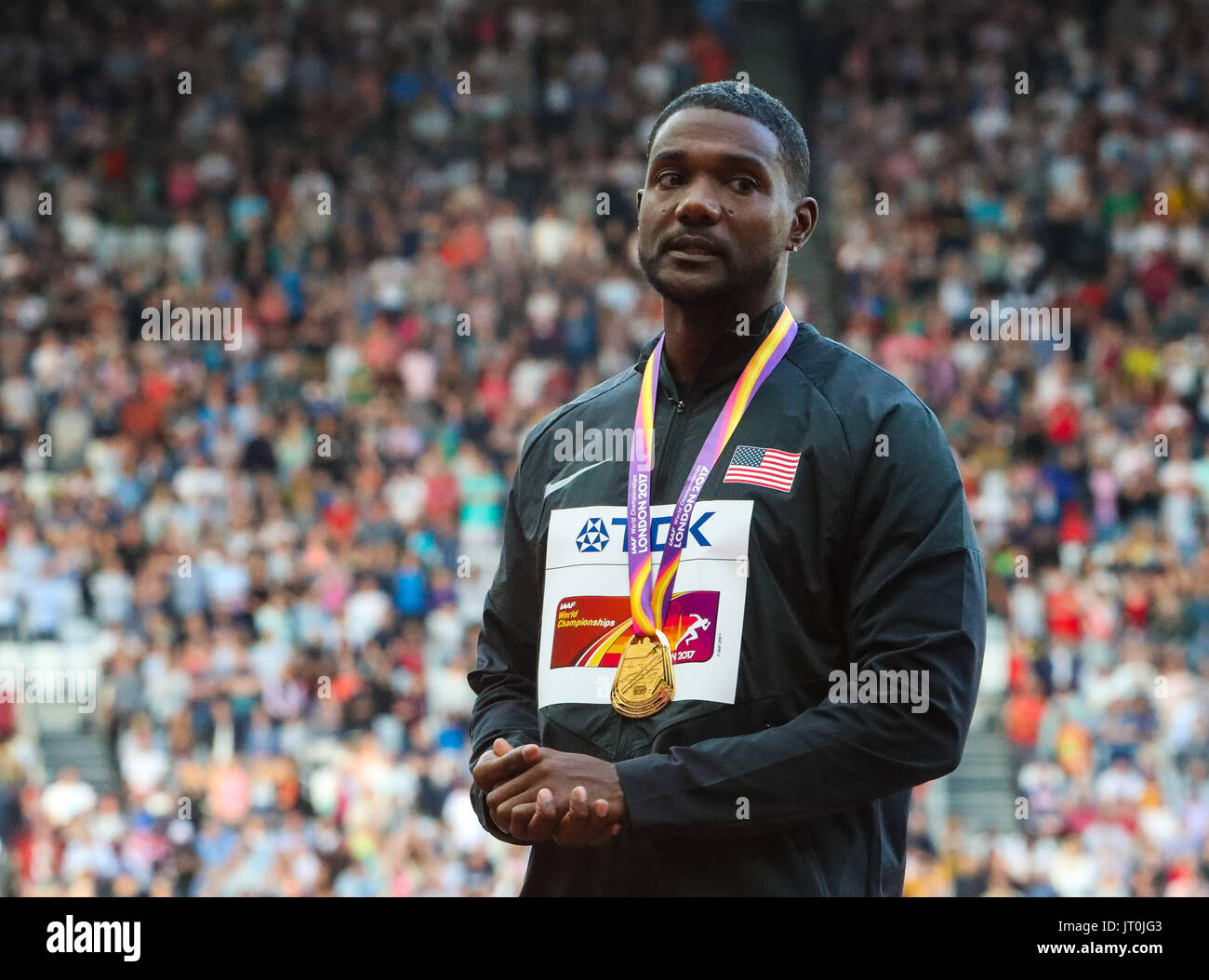 Londra, 2017 agosto 06. Un umile Justin Gatlin indossa la sua medaglia d'oro per gli uomini 100m il giorno tre della IAAF London 2017 Campionati del mondo presso il London Stadium. © Paul Davey. Foto Stock