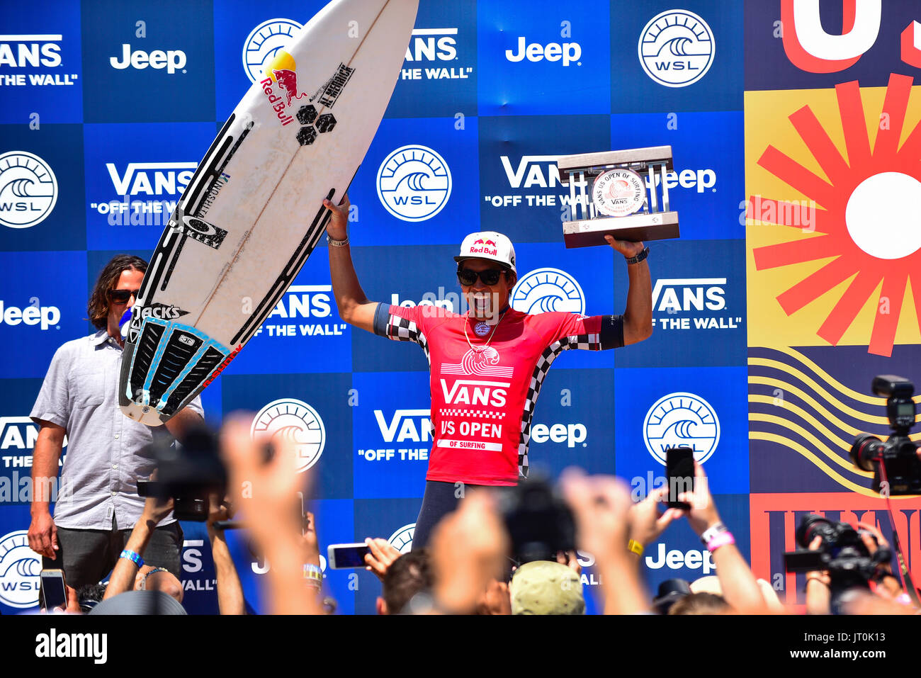 Huntington Beach, Stati Uniti d'America. 06 Agosto, 2017. Kanoa Igarashi (USA) montacarichi il trofeo come ha incoronato il 2017 FURGONI US Open di surf nella sua città natale di Huntington Beach, CA. Credito: Benjamin Ginsberg/Alamy Live News. Foto Stock