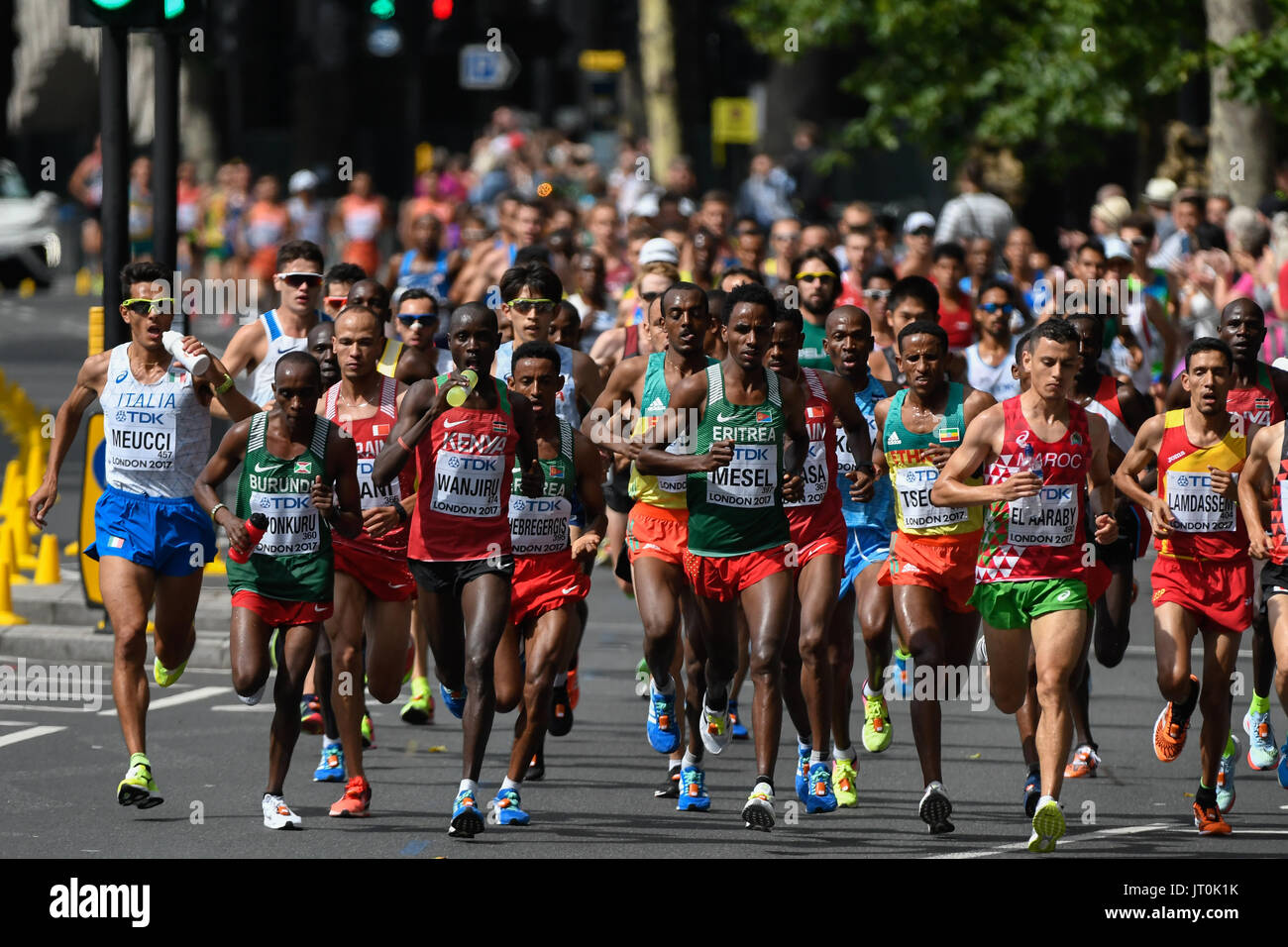 Londra, Regno Unito. Il 6 agosto, 2017. Il gruppo principale durante la maratona di Londra il 6 agosto 2017 a 2017 IAAF Campionati del Mondo di atletica leggera. Credito: Ulrik Pedersen/Alamy Live News Foto Stock