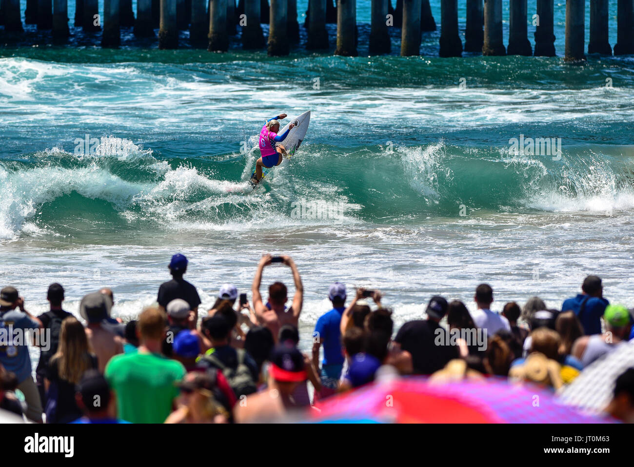 Huntington Beach, Stati Uniti d'America. 06 Agosto, 2017. Campione in carica Tatiana Weston-Webb (USA-Hawaii) compete in finale al 2017 US Open di surf di fronte a centinaia di migliaia di tifosi in Huntington Beach, CA. Credito: Benjamin Ginsberg/Alamy Live News. Foto Stock