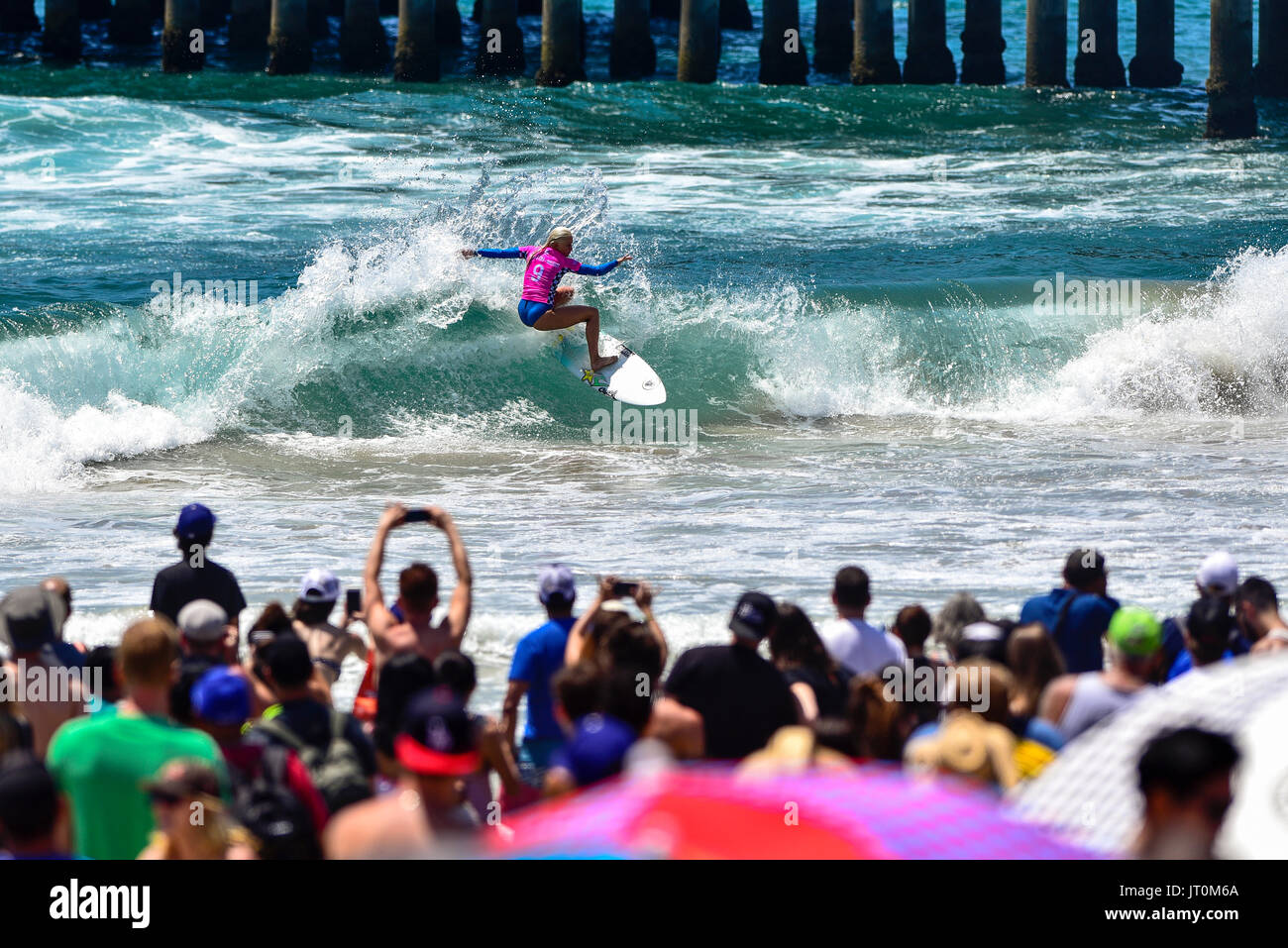 Huntington Beach, Stati Uniti d'America. 06 Agosto, 2017. Campione in carica Tatiana Weston-Webb (USA-Hawaii) compete in finale al 2017 US Open di surf di fronte a centinaia di migliaia di tifosi in Huntington Beach, CA. Credito: Benjamin Ginsberg/Alamy Live News. Foto Stock