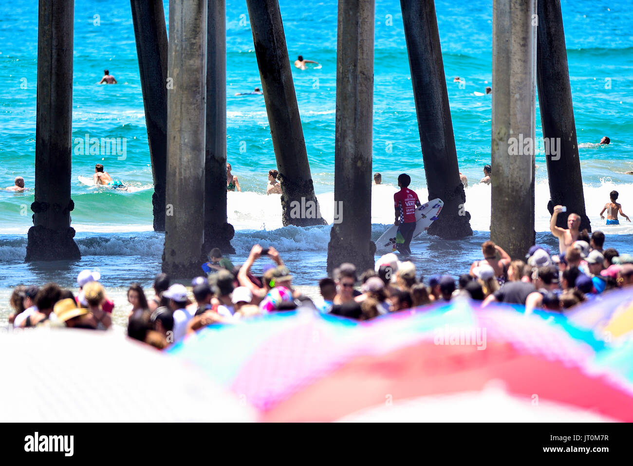 Huntington Beach, Stati Uniti d'America. 06 Agosto, 2017. Kanoa Igarashi (USA) le piastre sotto il molo per le finali del 2017 US Open di surf di fronte a centinaia di migliaia di appassionati nella sua città natale di Huntington Beach, CA. Credito: Benjamin Ginsberg/Alamy Live News. Foto Stock