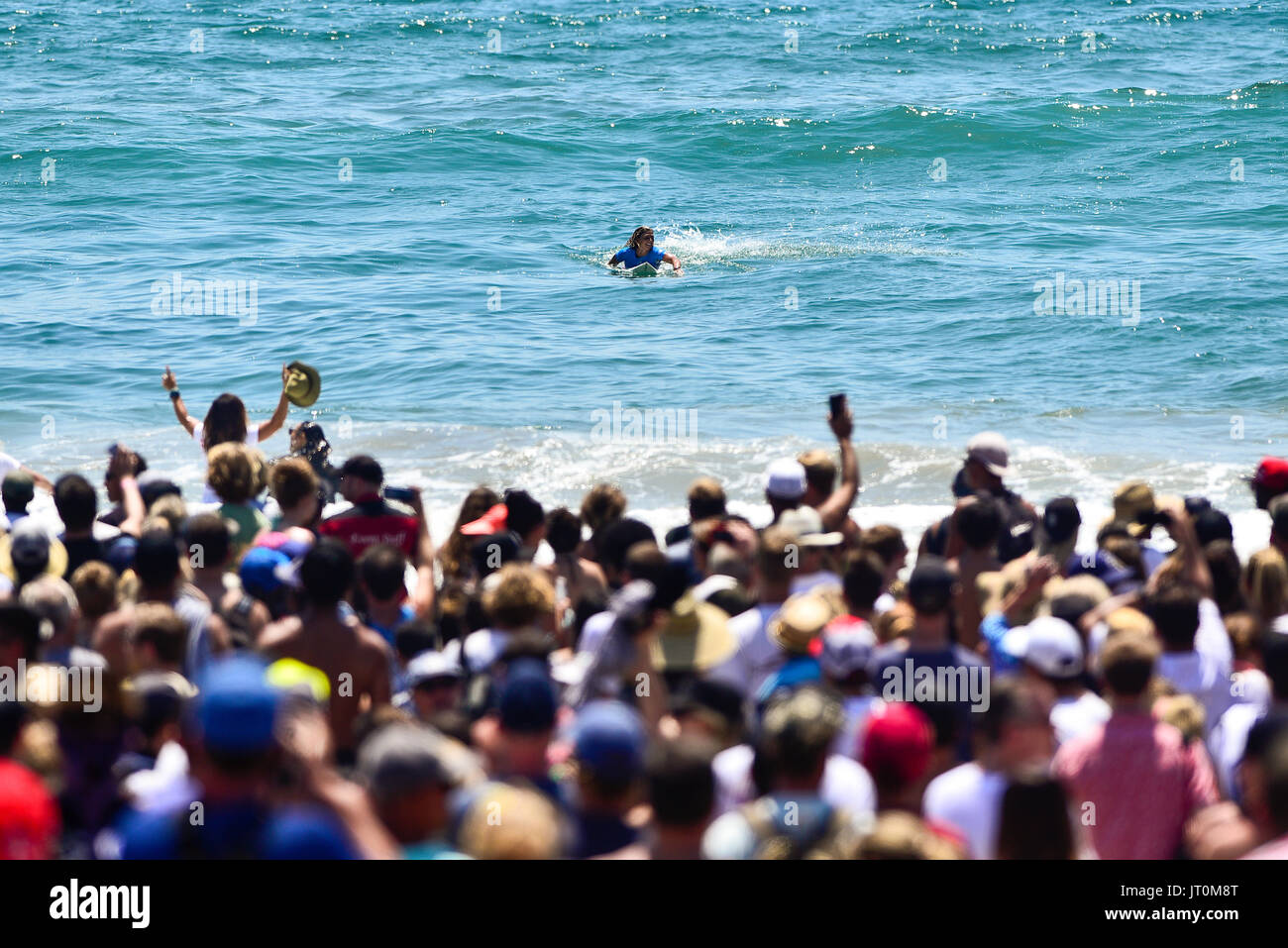 Huntington Beach, Stati Uniti d'America. 06 Agosto, 2017. Sage Erickson (USA) vince la sua prima WSL CT evento al 2017 US Open di surf di fronte a centinaia di migliaia di tifosi in Huntington Beach, CA. Credito: Benjamin Ginsberg/Alamy Live News. Foto Stock