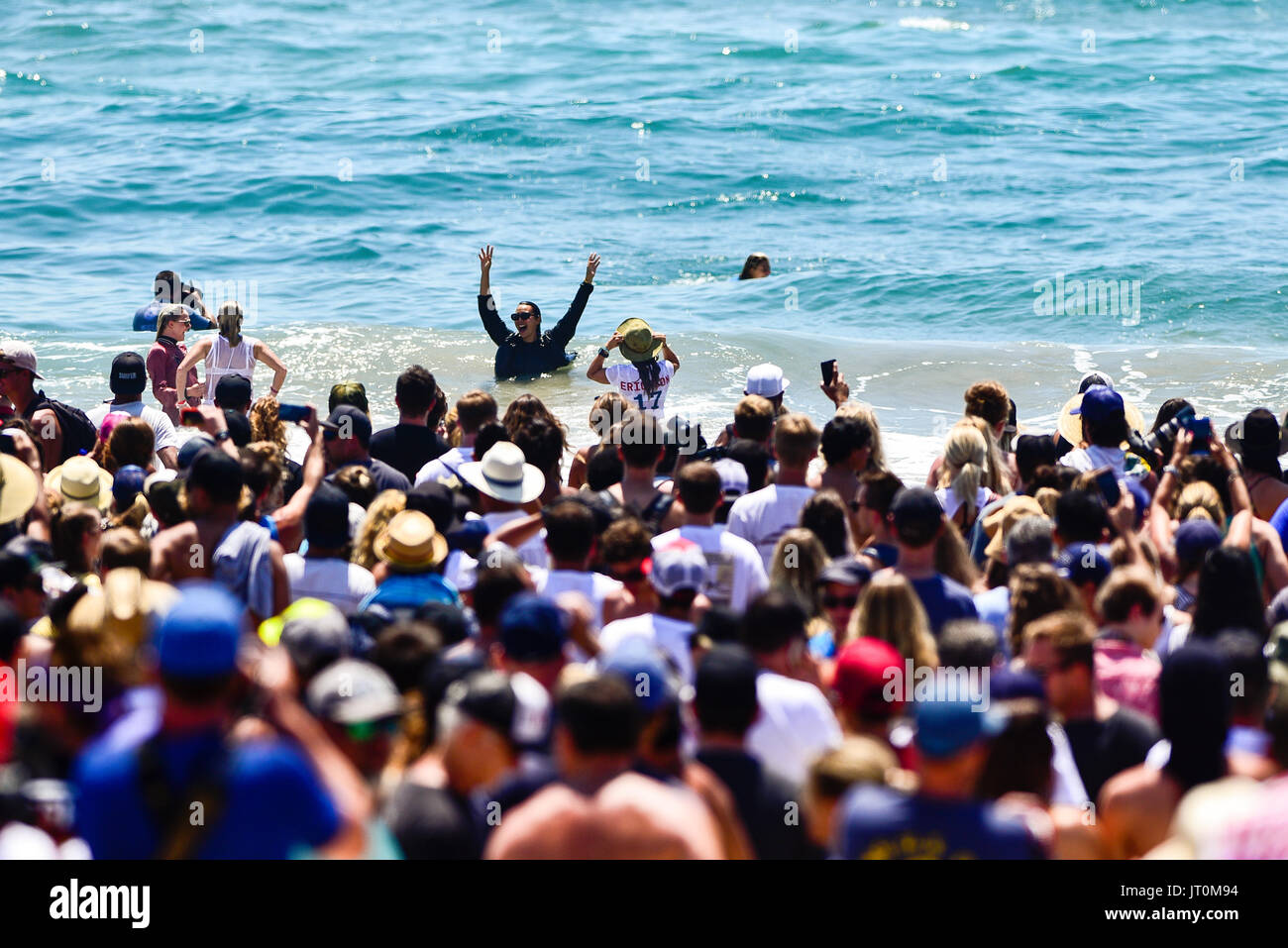 Huntington Beach, Stati Uniti d'America. 06 agosto, 2017. I fan di sage erickson (USA) salta nell'oceano per festeggiare il suo primo wsl ct caso vincere al 2017 US open di surf di fronte a centinaia di migliaia di tifosi in Huntington Beach, ca. Credito: benjamin ginsberg/alamy live news. Foto Stock