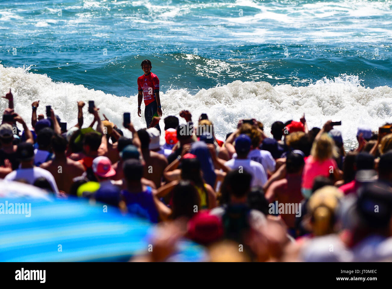 Huntington Beach, Stati Uniti d'America. 06 Agosto, 2017. Kanoa Igarashi (USA) finisce fuori un elevato punteggio ondata di fronte a centinaia di migliaia di fan per il suo modo di vincere il 2017 VASNS US Open di surf in Huntington Beach, CA. Credito: Benjamin Ginsberg/Alamy Live News. Foto Stock