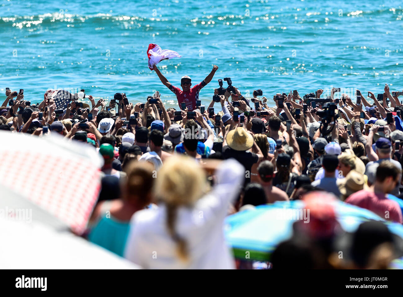 Huntington Beach, Stati Uniti d'America. 06 Agosto, 2017. Kanoa Igarashi (USA) celebra come egli è portato sul shulders dei suoi amici e famiglia come Egli vince il 2017 FURGONI US Open di surf in Huntington Beach, CA, davanti a una folla di centinaia di migliaia di spettatori. Credito: Benjamin Ginsberg/Alamy Live News. Foto Stock