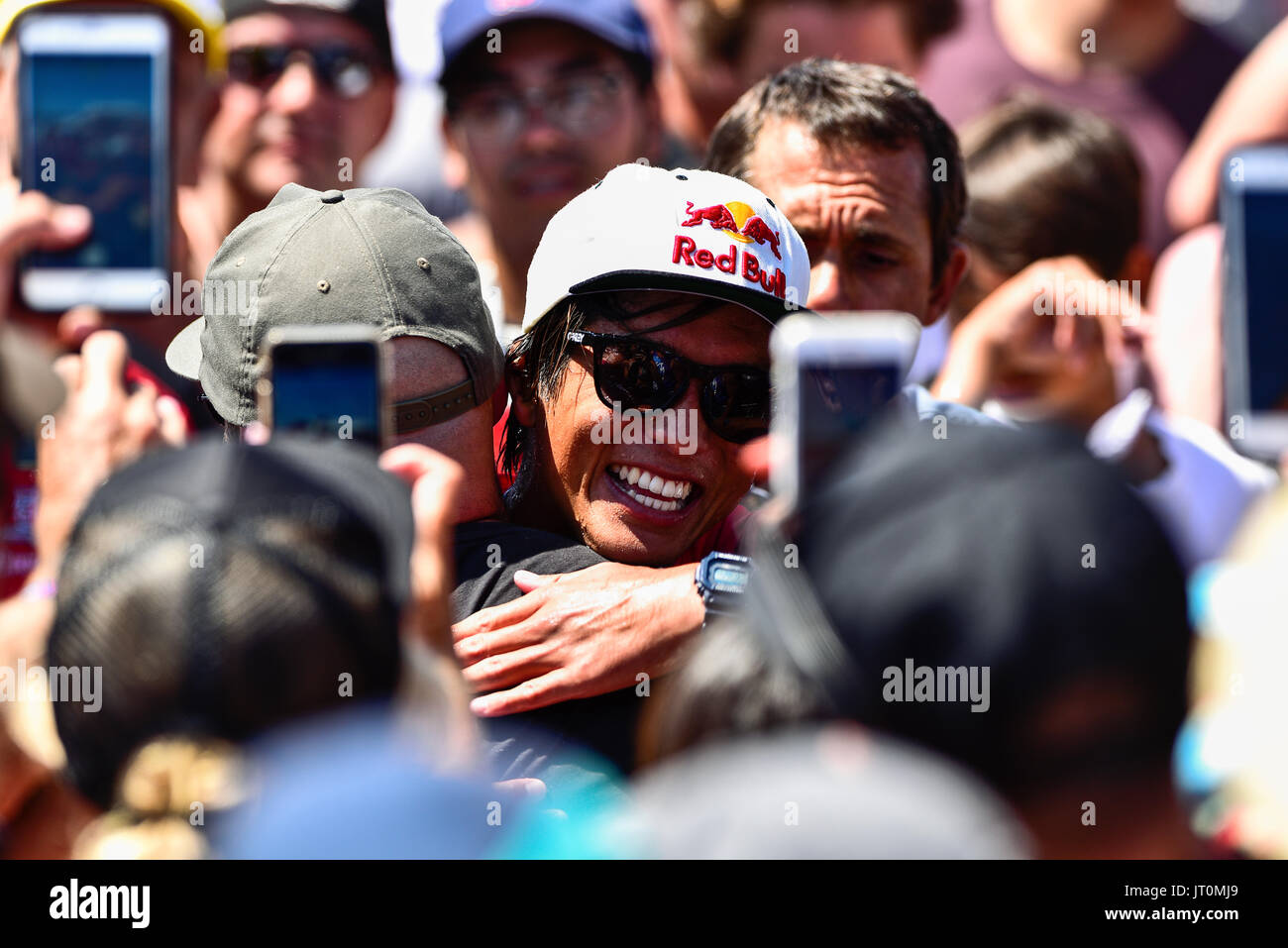 Huntington Beach, Stati Uniti d'America. 06 Agosto, 2017. Surfista locale Kanoa Igarashi (USA) festeggia con gli amici e la famiglia dopo la vittoria al 2017 FURGONI US Open di surf in Huntington Beach, CA, davanti a una folla di centinaia di migliaia di spettatori. Credito: Benjamin Ginsberg/Alamy Live News. Foto Stock