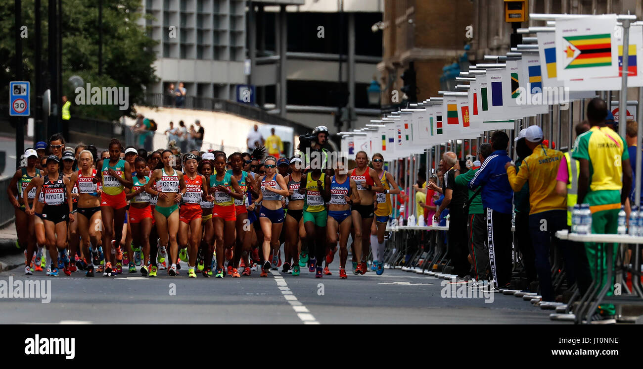 Londra, Gran Bretagna. Il 6 agosto, 2017. Gli atleti competere durante la donna della maratona il giorno 3 del 2017 IAAF Campionati del Mondo a Londra, Gran Bretagna, su il 6 agosto 2017. Credito: Wang Lili/Xinhua/Alamy Live News Foto Stock