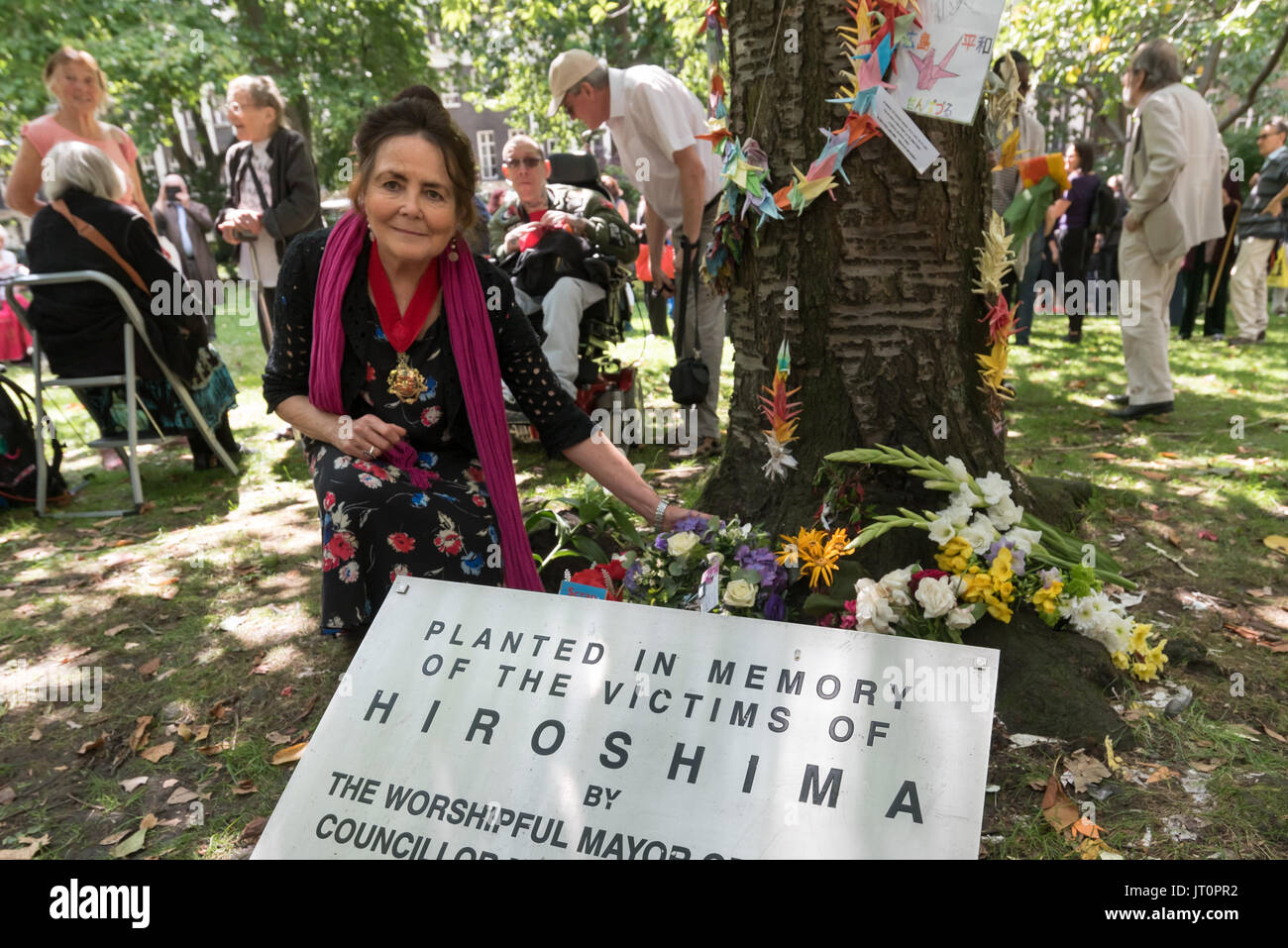 Londra, Regno Unito. Il 6 agosto, 2017. Londra, Regno Unito. Il 6 agosto 2017. Cllr Jenny Headlam-Wells, Camden Vice Sindaco stabilisce la sua corona un tempo seocnd per fotografi all'Hiroshima Ciliegio al London CND cerimonia in memoria delle vittime del passato e del presente sul 72º anniversario della caduta della bomba atomica su Hiroshima e la seconda bomba atomica è sceso su Nagasaki tre giorni più tardi. Peter Marshall credito ImagesLive: Peter Marshall / ImagesLive/ZUMA filo/Alamy Live News Foto Stock