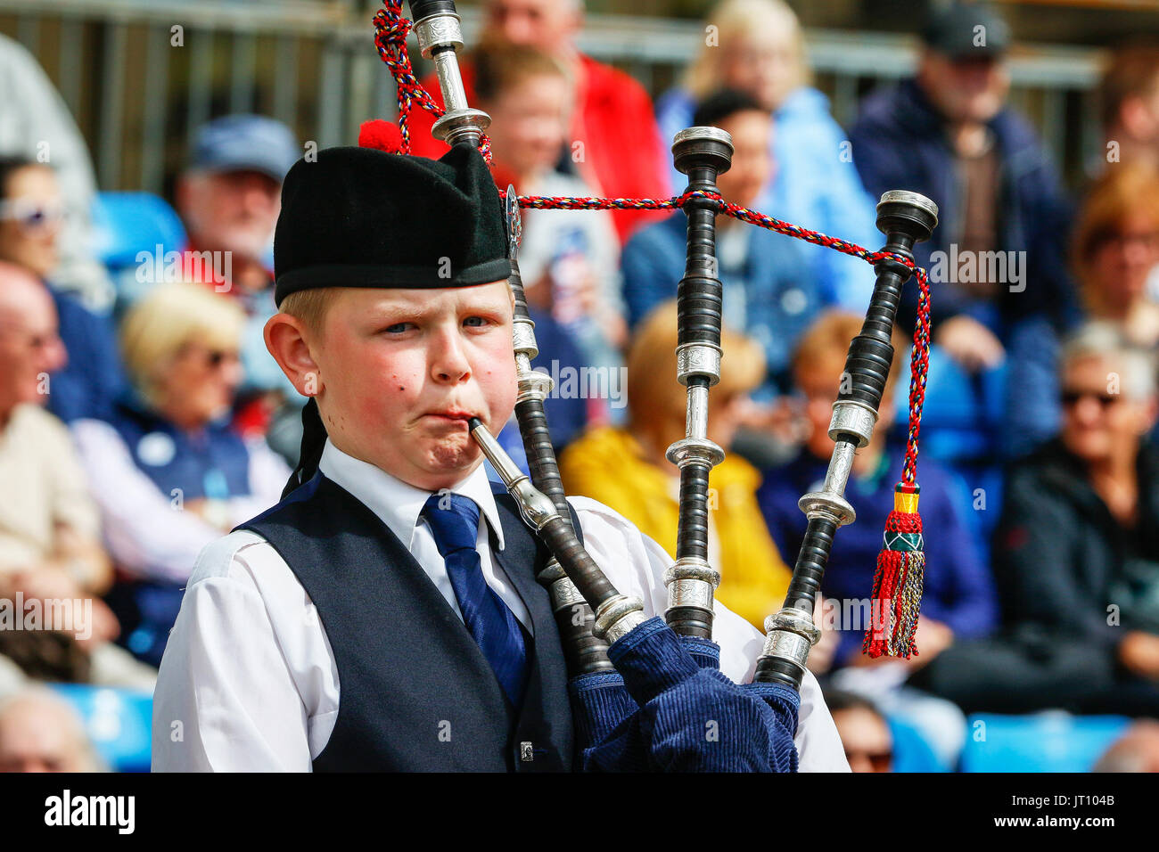 Glasgow, Scotland, Regno Unito. Il 7 agosto, 2017. "Tubazioni Live", Glasgow's XIV International Festival di tubazioni, pensato per essere il più grande e più prestigioso concorso Piiping nel mondo, ha iniziato con una marcia attraverso il centro della città tramite i rappresentanti di molte delle bande interessate a raccogliere fondi per Glasgow ospedale per bambini di carità. "Tubazioni Live' è programmato per attirare oltre 40.000 spettatori di guardare più di 150 eventi oltre 7 giorni e la prima fascia di eseguire in George Square è stata la scuola scozzese di Albury dall'Australia. Credito: Findlay/Alamy Live News Foto Stock