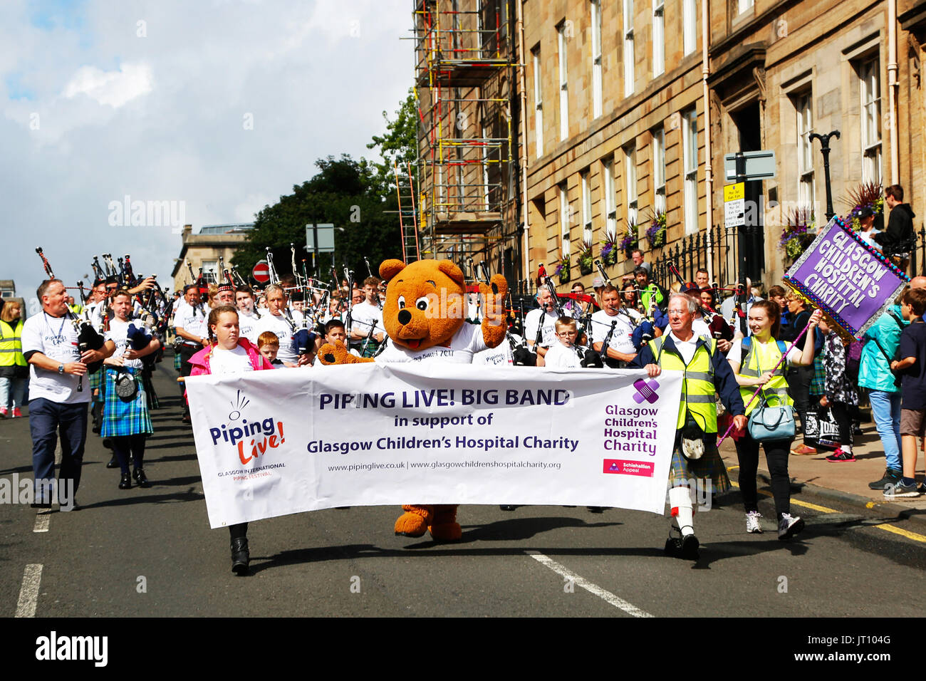 Glasgow, Scotland, Regno Unito. Il 7 agosto, 2017. "Tubazioni Live", Glasgow's XIV International Festival di tubazioni, pensato per essere il più grande e più prestigioso concorso Piiping nel mondo, ha iniziato con una marcia attraverso il centro della città tramite i rappresentanti di molte delle bande interessate a raccogliere fondi per Glasgow ospedale per bambini di carità. "Tubazioni Live' è programmato per attirare oltre 40.000 spettatori di guardare più di 150 eventi oltre 7 giorni e la prima fascia di eseguire in George Square è stata la scuola scozzese di Albury dall'Australia. Credito: Findlay/Alamy Live News Foto Stock