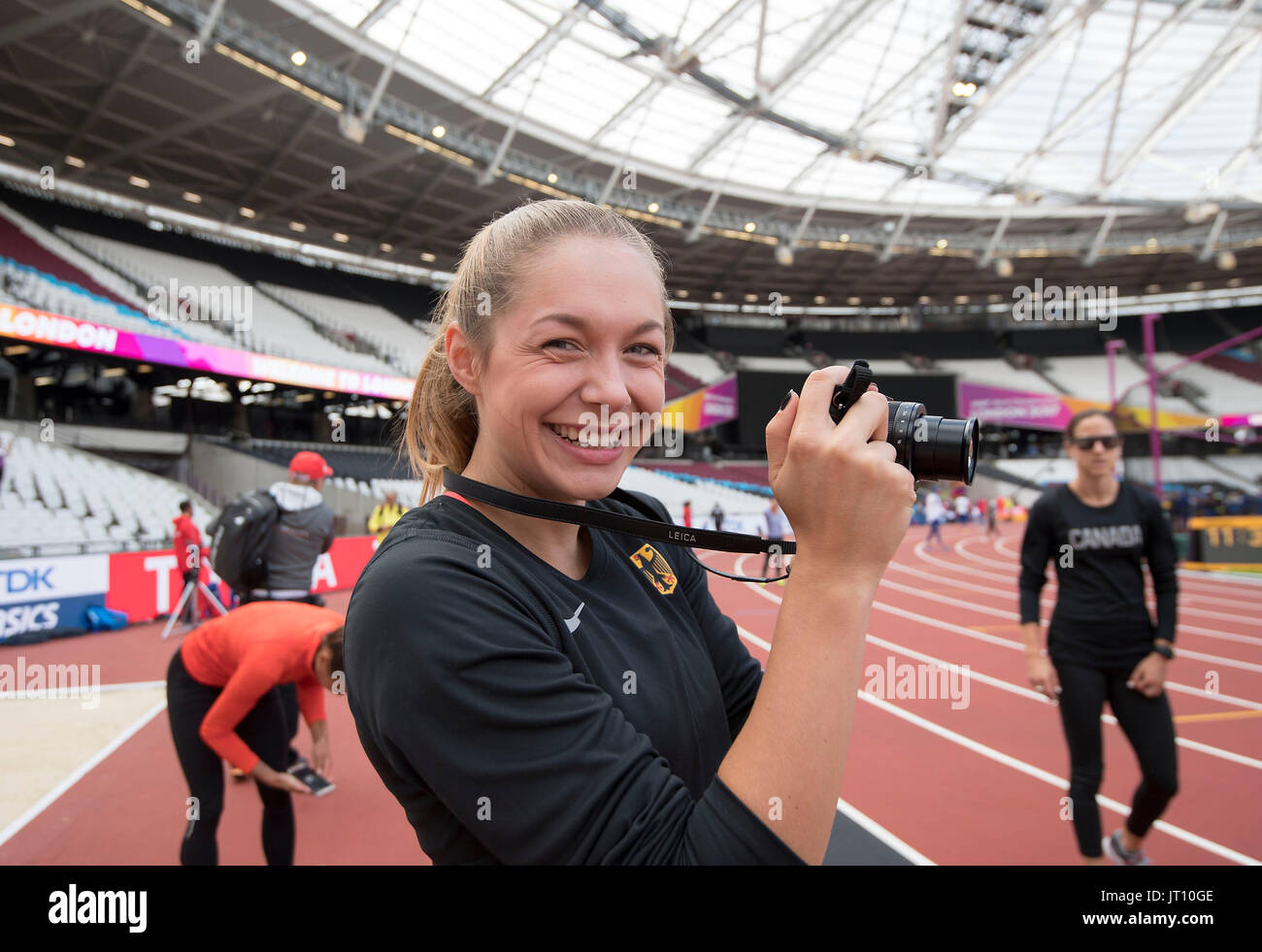 Londra, Grossbritannien. 03 Ago, 2017. Gina LUECKENKEMPER (Luckenkemper), Deutschland, fotografiert/ filmt im Olympiastadion Ihre Kolleginnen, funzione am 03.08.2017 Leichtathletik Weltmeisterschaft 2017 a Londra/ Grossbritannien vom 04.08. - 13.08.2017. | Verwendung weltweit Credito: dpa/Alamy Live News Foto Stock