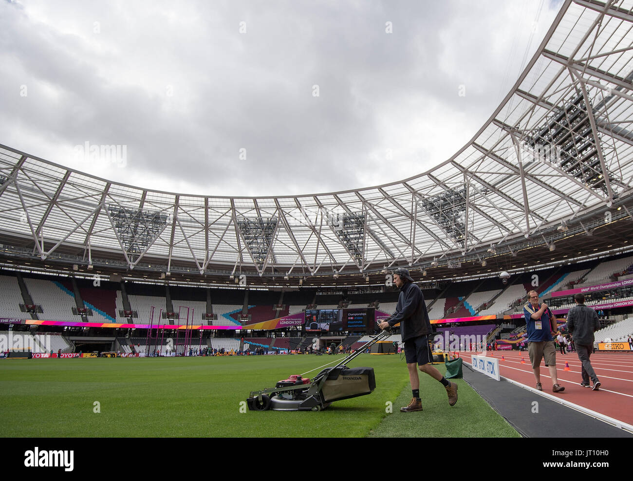 Londra, Grossbritannien. 03 Ago, 2017. Der Rasen wird gemaeht im Olympiastadion a Londra, Raesenmaeher, Allgemein, funzione Randmotiv, am 03.08.2017 Leichtathletik Weltmeisterschaft 2017 a Londra/ Grossbritannien vom 04.08. - 13.08.2017. | Verwendung weltweit Credito: dpa/Alamy Live News Foto Stock