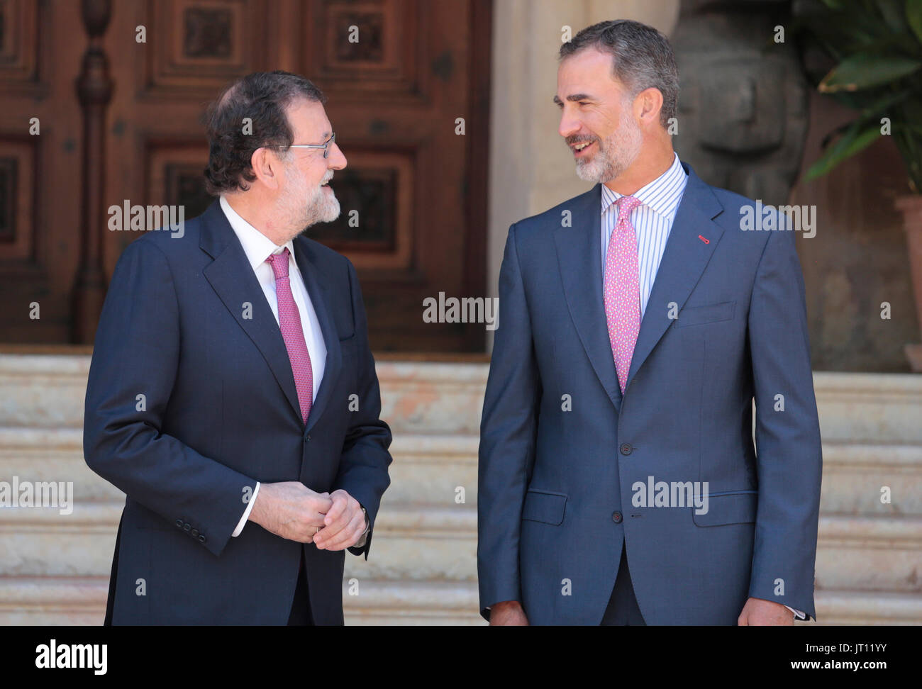 Spagna. 07 Ago, 2017. Palma de Mallorca, Spagna. August 7th, 2017. Spagna il re Felipe (R) e il Primo Ministro spagnolo Mariano Rajoy gesto prima della loro tradizionale incontro estivo a Marivent Palace a Palma, sull'isola spagnola di Maiorca. Zixia/Alamy news Foto Stock