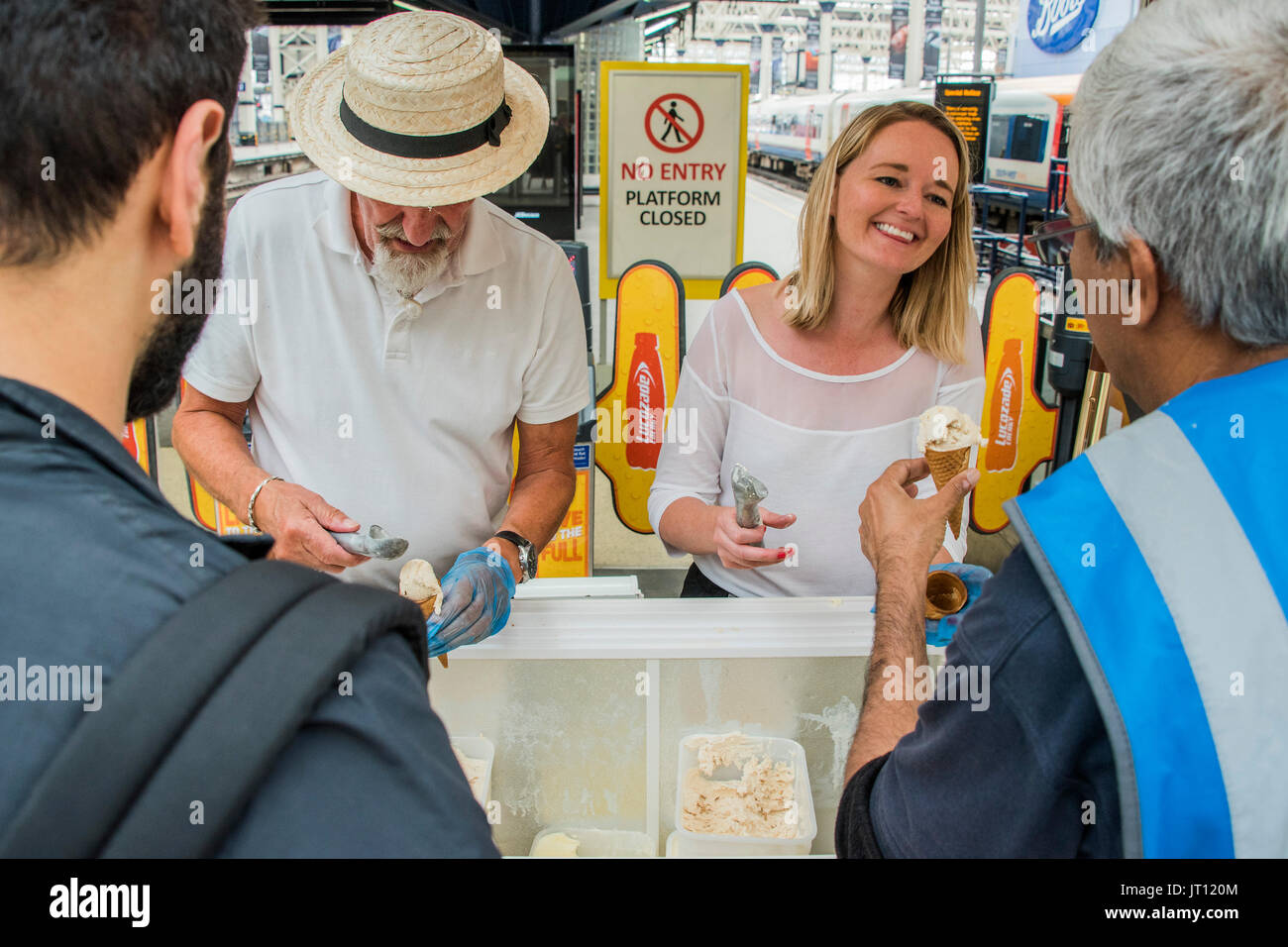 Londra, Regno Unito. 07 Ago, 2017. Il personale dare libero gelati di rallegrare perturbato pendolari - dieci piattaforme sono chiuso in corrispondenza della stazione ferroviaria di Waterloo per l intero mese di agosto per un aggiornamento a piattaforme. Credito: Guy Bell/Alamy Live News Foto Stock