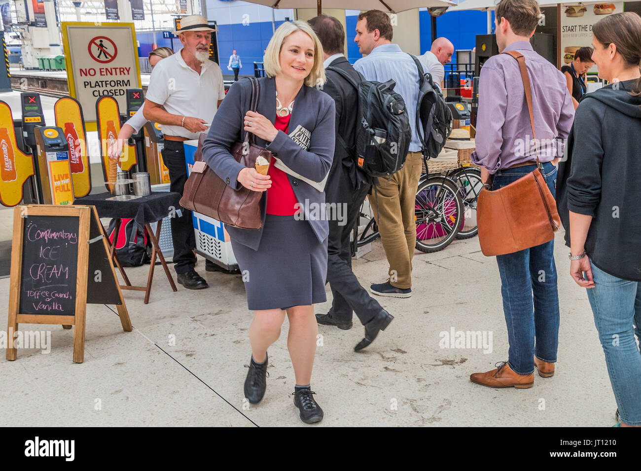 Londra, Regno Unito. 07 Ago, 2017. Il personale dare libero gelati di rallegrare perturbato pendolari - dieci piattaforme sono chiuso in corrispondenza della stazione ferroviaria di Waterloo per l intero mese di agosto per un aggiornamento a piattaforme. Credito: Guy Bell/Alamy Live News Foto Stock