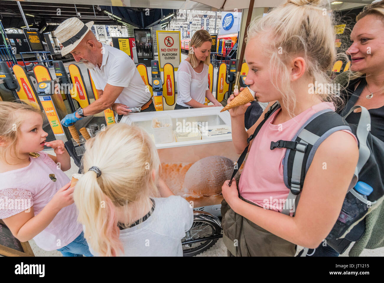 Londra, Regno Unito. 07 Ago, 2017. Il personale dare libero gelati di rallegrare perturbato pendolari - dieci piattaforme sono chiuso in corrispondenza della stazione ferroviaria di Waterloo per l intero mese di agosto per un aggiornamento a piattaforme. Credito: Guy Bell/Alamy Live News Foto Stock