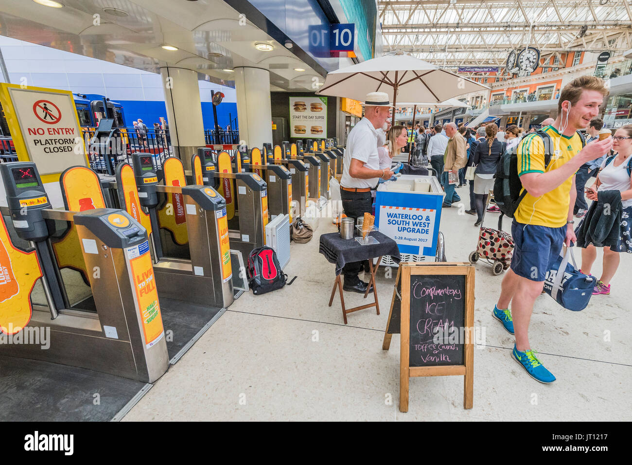 Londra, Regno Unito. 07 Ago, 2017. Il personale dare libero gelati di rallegrare perturbato pendolari - dieci piattaforme sono chiuso in corrispondenza della stazione ferroviaria di Waterloo per l intero mese di agosto per un aggiornamento a piattaforme. Credito: Guy Bell/Alamy Live News Foto Stock