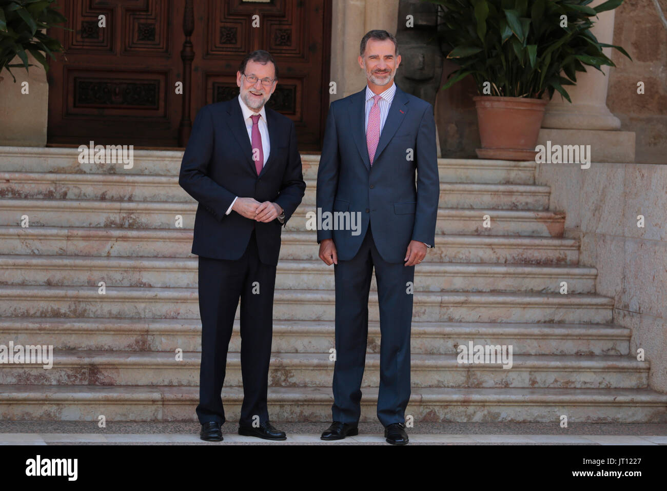 Spagna. 07 Ago, 2017. Palma de Mallorca, Spagna. August 7th, 2017. Spagna il re Felipe (R) e il Primo Ministro spagnolo Mariano Rajoy gesto prima della loro tradizionale incontro estivo a Marivent Palace a Palma, sull'isola spagnola di Maiorca. Zixia/Alamy news Foto Stock