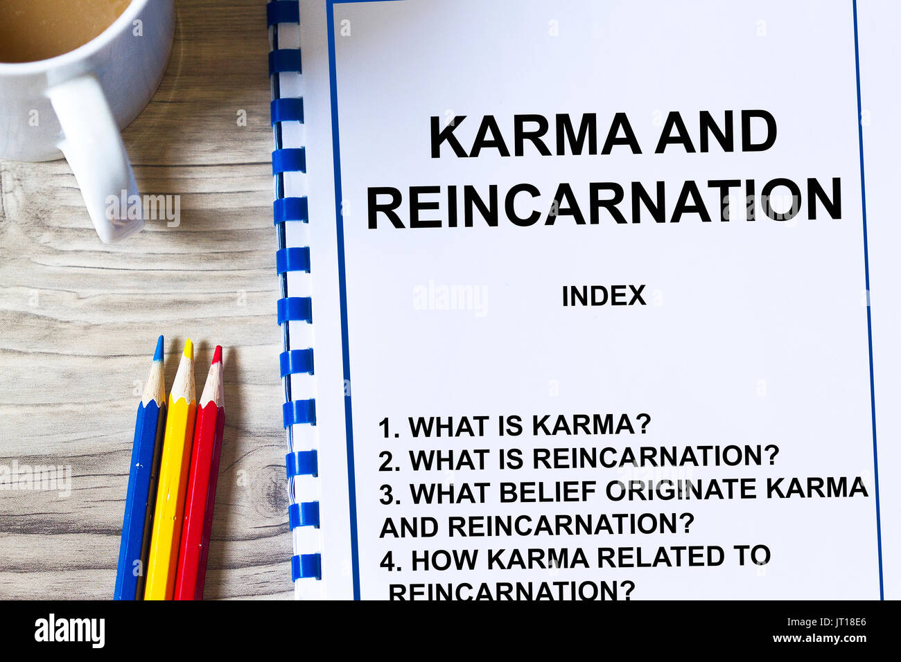 Karma e reincarnazione concetto- -Con argomenti su un foglio di copertura di una lezione. Foto Stock