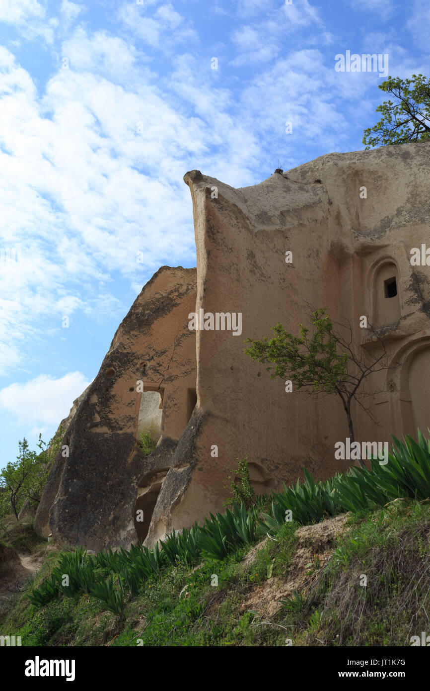 Colpo verticale della grotta Chiesa di Cappadocia shot sulla giornata di sole Foto Stock