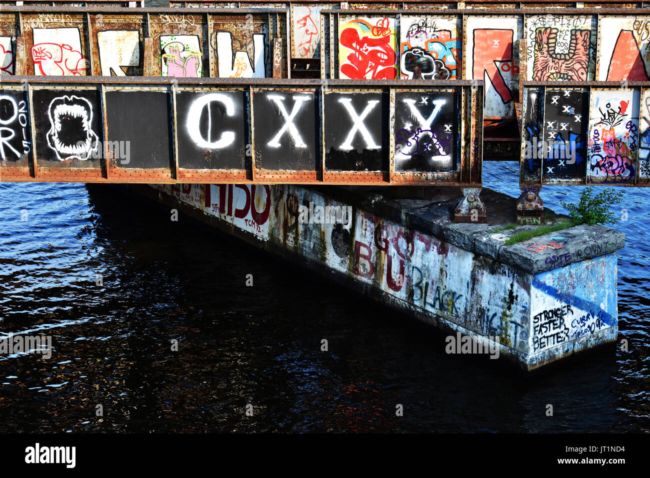 Vecchie rotaie ferroviarie con Graffiti Foto Stock