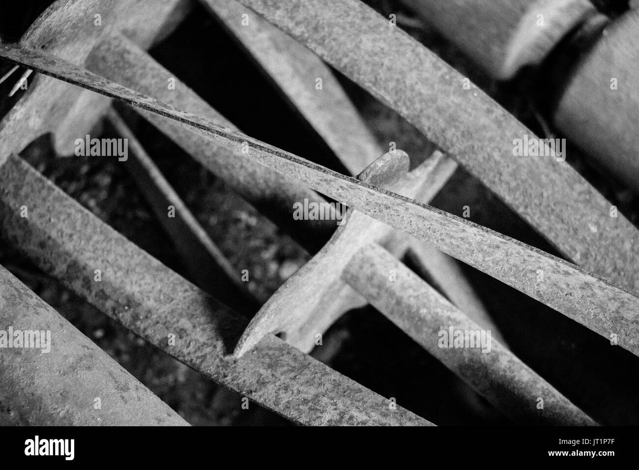 Primo piano di un tosaerba con aspo, mostrando un andamento a spirale del weathered, arrugginito, lame incurvate. Foto Stock