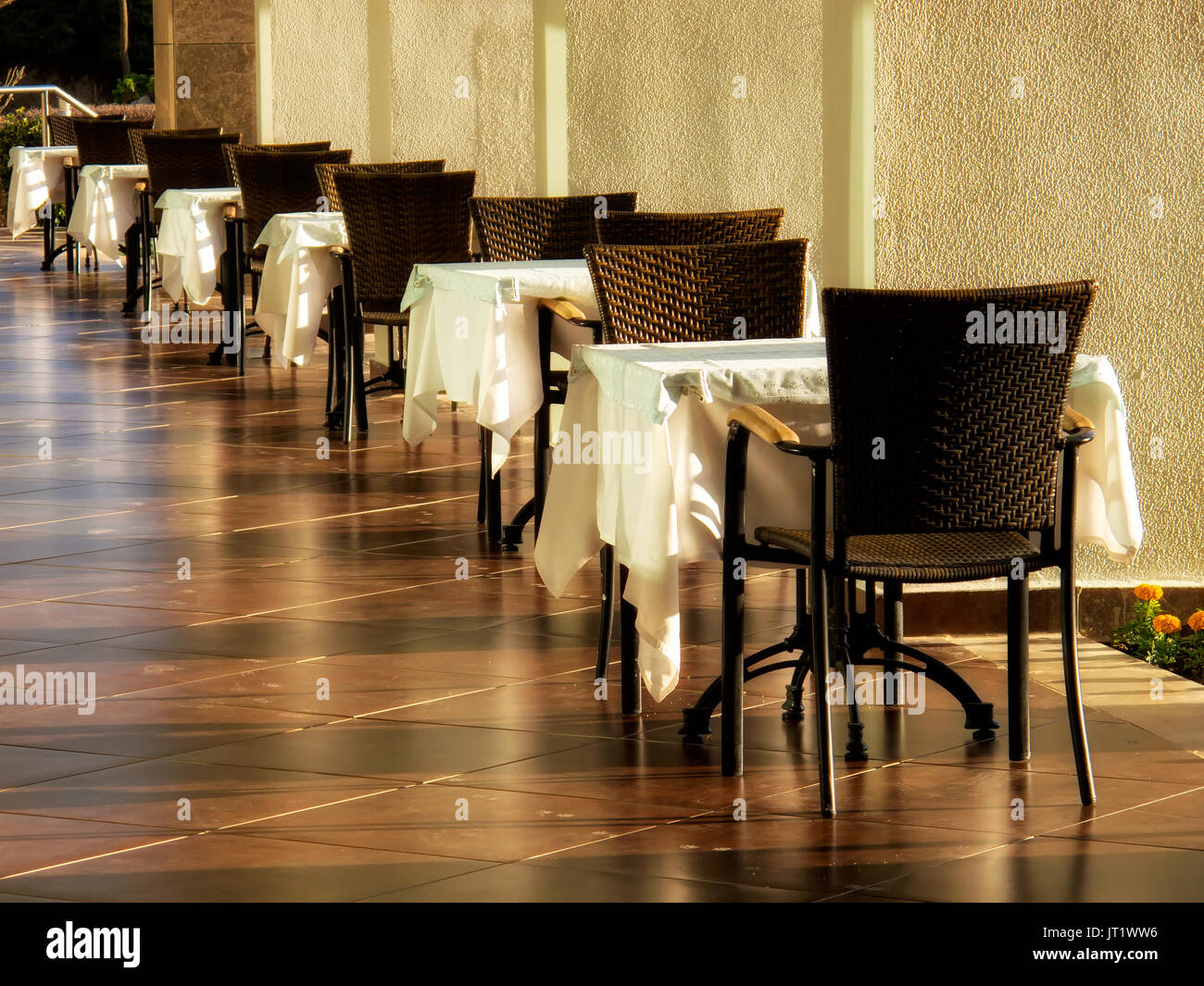 Immagine ravvicinata di vuoto all'aperto ristorante tavolo e sedie. Foto Stock