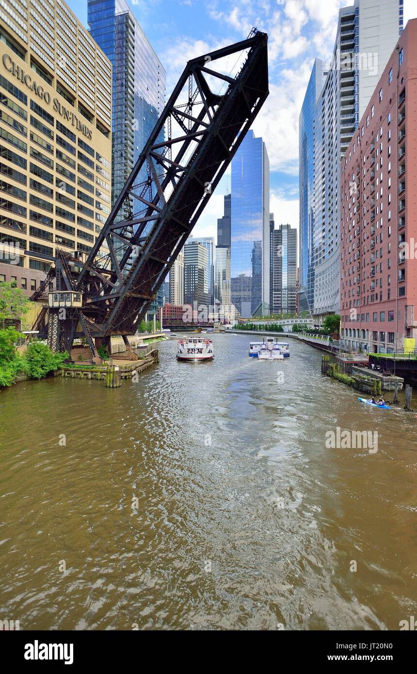 Chicago, Illinois, USA il traffico delle barche sul ramo nord del fiume Chicago passando a vicenda e sotto una vecchia Chicago & North Wester ponte ferroviario. Foto Stock